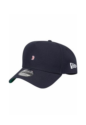 Marineblauer Baseballcap aus Baumwollmix, mit einem kleinen gestickten "B"-Logo in Rot, einem gebogenen Schirm und einem verstellbaren Riemen auf der Rückseite.