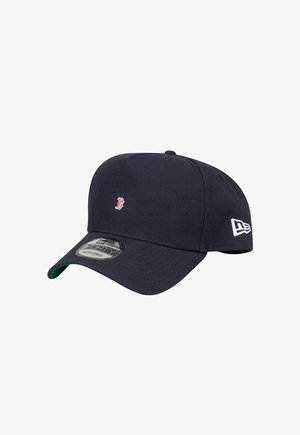 Marineblauer Baseballcap aus Baumwollmix, mit einem kleinen gestickten "B"-Logo in Rot, einem gebogenen Schirm und einem verstellbaren Riemen auf der Rückseite.