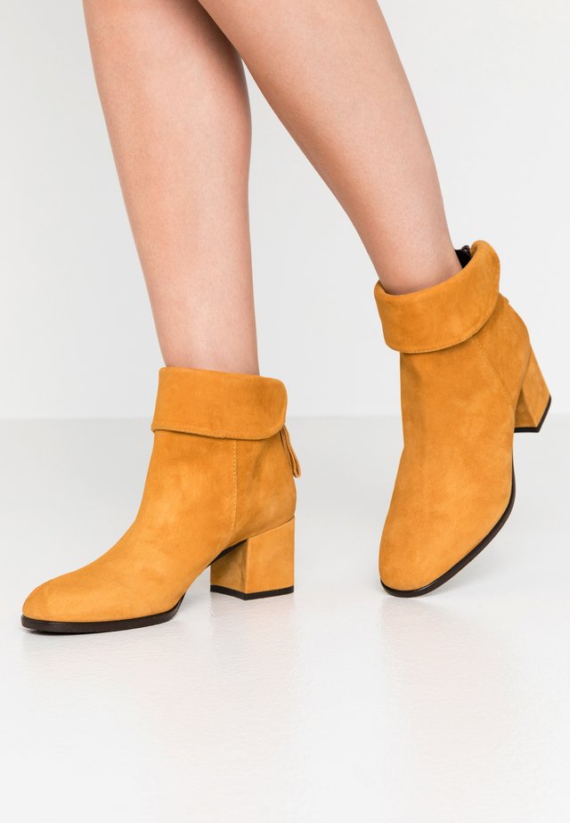 QUAL - Ankle boot - ocra
