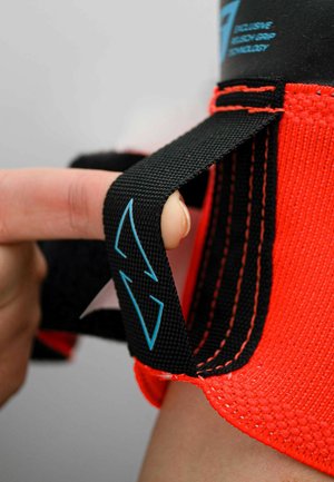 ATTRAKT GOLD X EVOLUTION CUT - Goalkeeping gloves - brig red futr blu blck