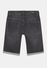 Pantalones cortos de mezclilla negros de ajuste estándar, con dos bolsillos traseros, costuras en contraste y un dobladillo doblado.