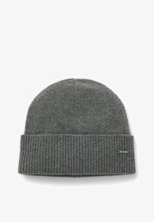 Bonnet en tricot gris avec un revers côtelé, texture douce et un petit accent en métal sur le côté. Forme ronde et design supérieur sans couture.