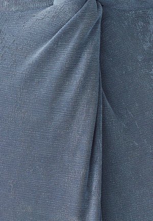 Tejido azul texturizado que muestra un diseño retorcido con un acabado suave y sutiles detalles de acanalado, creando interés visual y profundidad.