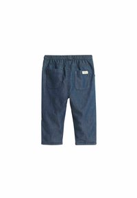 Jeansshorts med elastisk midja, mörkblå färg, två bakfickor och en etikettinformation på höger ficka.