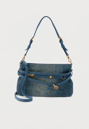 Kleine denim schoudertas met verstelbare riem, decoratieve gordeldetail en goudkleurige hardware op een effen achtergrond.
