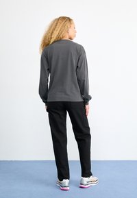 Carhartt WIP NELSON - Pikkade varrukatega topp - charcoal