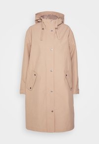 Beiger wasserdichter Mantel mit Kapuze, Druckknopfleiste, zwei Fronttaschen und verstellbaren Kordeln. Glatte Textur und knielanges Design.