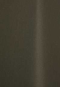 Tissu vert olive uni avec une surface lisse, légèrement texturée et un ombrage vertical subtil sur le côté droit.