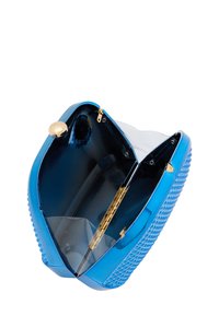 Modrá kabelka na ruku vyrobená z lesklého materiálu s texturovaným povrchem. Obsahuje průhledný vršek, zlaté kování a zlatou závěs pro zavírání.