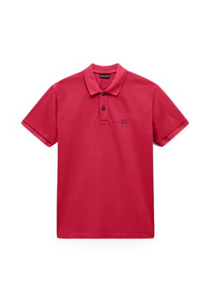 Czerwona krótka koszulka polo z dwoma czarnymi guzikami, małym haftowanym napisem i logo flagi na lewej piersi oraz kołnierzykiem.