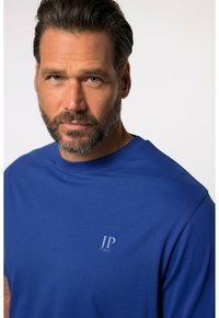 T-shirt in cotone blu con scollatura rotonda, caratterizzato da un piccolo logo grigio "JP 1880" sulla parte sinistra del petto. Texture liscia e vestibilità casual.