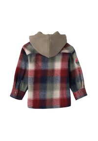 Camisa de franela a cuadros en rojo, azul y verde con capucha gris; presenta puños abotonados y un parche en la manga izquierda.