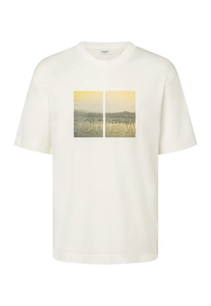 Weißes T-Shirt mit kurzen Ärmeln und einem geteilten Landschaftsprint eines nebligen Sees und Bäumen bei Sonnenaufgang, mit dem Wort "CREW" in großen Buchstaben.