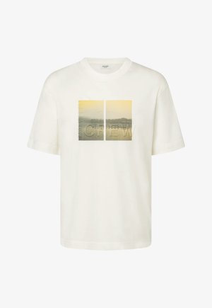 Weißes T-Shirt mit kurzen Ärmeln und einem geteilten Landschaftsprint eines nebligen Sees und Bäumen bei Sonnenaufgang, mit dem Wort "CREW" in großen Buchstaben.