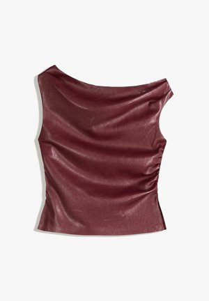 Haut en simili cuir bordeaux avec un devant drapé, un col asymétrique et un détail froncé sur le côté. Texture lisse, silhouette ajustée.