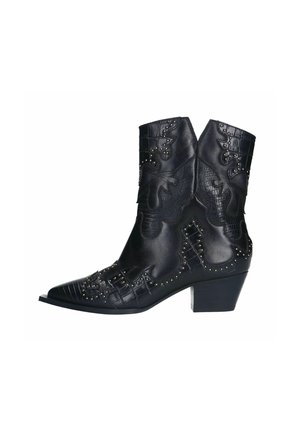 Bottes de cowboy en cuir noir avec bout pointu, détails embossés et clous en métal ; le design à talon moyen ajoute de la hauteur et de la stabilité.