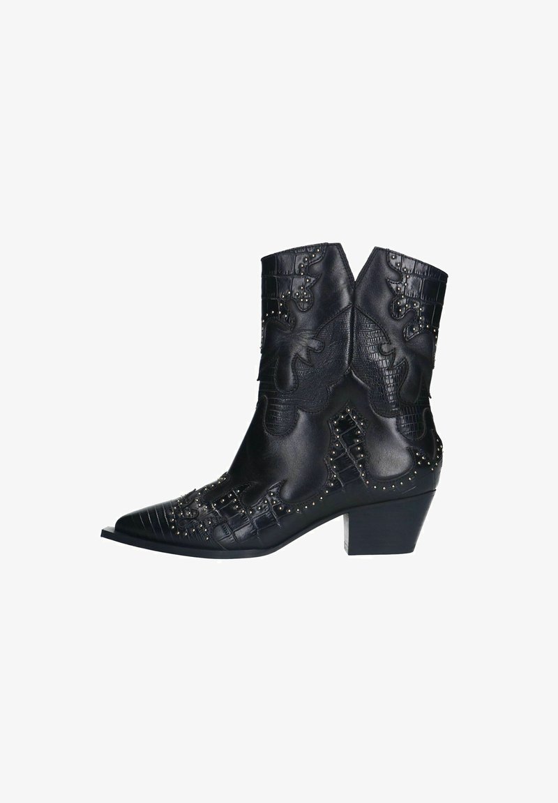 Bottes de cowboy en cuir noir avec bout pointu, détails embossés et clous en métal ; le design à talon moyen ajoute de la hauteur et de la stabilité.