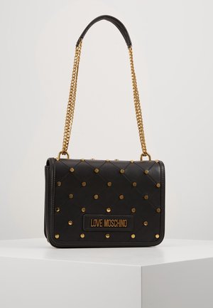 Zwarte gewatteerde Love Moschino handtas met gouden studs, logo-plaque en gouden kettingriem met zwarte lederen schouderpad.
