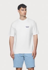 Pegador LANDON TEE - Print T-shirt - white