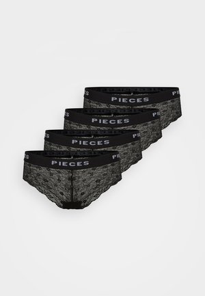 Zwarte kanten slipjes met bloemenpatroon, met een zwarte tailleband waarop het logo "PIECES" staat. Vier paar zijn naast elkaar weergegeven.