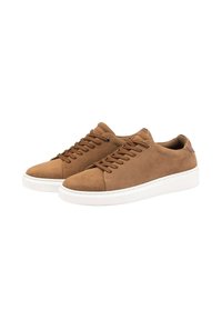 Baskets en suede marron avec des semelles en caoutchouc blanches, présentant un bout rond, un laçage à l'avant et un design minimaliste. Aucun motif ou matériel visible.