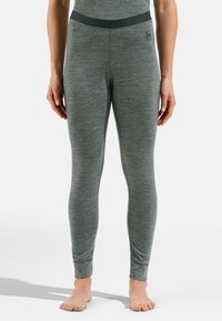 Graue Leggings zeichnen sich durch eine glatte Textur, ein enganliegendes Design und einen elastischen Taillenbund aus. Die Bündchen sind an den Knöcheln leicht gerafft.
