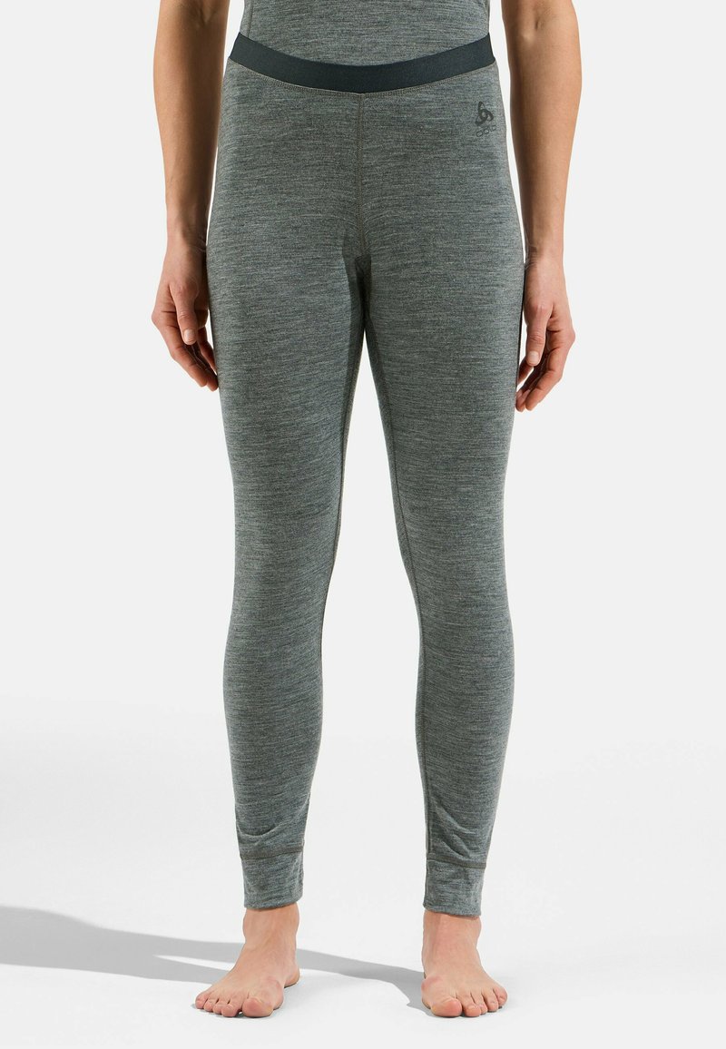 Graue Leggings zeichnen sich durch eine glatte Textur, ein enganliegendes Design und einen elastischen Taillenbund aus. Die Bündchen sind an den Knöcheln leicht gerafft.