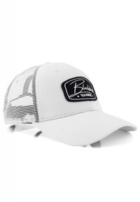 Casquette blanche avec un dos en maille, visière courbée et une étiquette en patch rectangulaire noire avec texte blanc. Détails cousus le long de la visière.