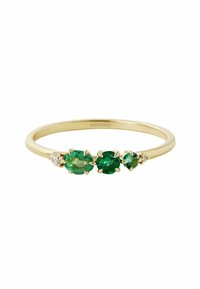 Anillo de oro con tres piedras preciosas verdes y un diamante. Las piedras están engastadas en un diseño simple de garras, mostrando colores vibrantes y claridad.