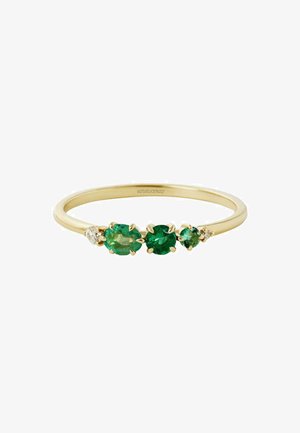 Anillo de oro con tres piedras preciosas verdes y un diamante. Las piedras están engastadas en un diseño simple de garras, mostrando colores vibrantes y claridad.