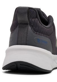 Svart mesh-sneaker med grå detaljer, platt vit sula, texturerad baksida och en dragflik. Har en logotyp på sidan och vadderad krage.