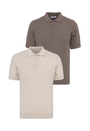 Dwie koszulki polo z krótkim rękawem, jedna beżowa i jedna brązowa, obie z trzema guzikami i ściągaczowymi krawędziami.