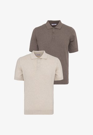 Deux polos à manches courtes, un beige et un marron, tous deux avec trois boutons et des bords côtelés.