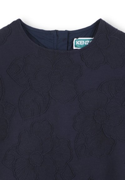 Marineblauwe jurk met verhoogde grote bloemmotieven en een ronde halslijn, voorzien van een rits aan de achterkant en een KENZO-label aan de binnenkant.