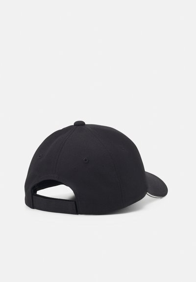 Casquette noire avec une visière courbée, sangle arrière ajustable, tissu texturé et un petit bouton en haut. Design minimaliste sans embellissements.