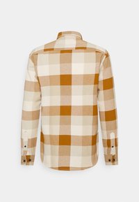 Overhemd met lange mouwen, gemaakt van geruit stof, met grote beige en bruine vierkanten, knoopsluiting bij de mouwen en een klassieke kraag.