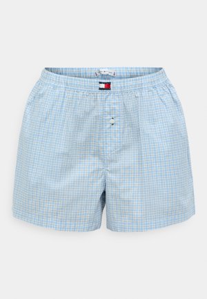 Svetlo modre kvadrataste bokserice z elastičnim pasom, gumbom za zapiranje in majhnim logotipom na sprednji strani. Tkanina je mehka in lahka.