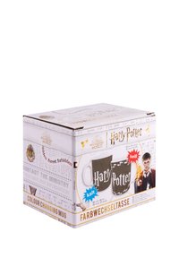 Tazza di Harry Potter che cambia colore in una scatola di cartone. Presenta colori bianchi e scuri, testo e un'immagine di un mago con una bacchetta.
