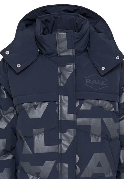 Tmavomodrá prešívaná bunda s vysokým golierom, striebornými logotypmi a veľkými grafickými vzormi. Mäkký vonkajší materiál s prešívanou textúrou.