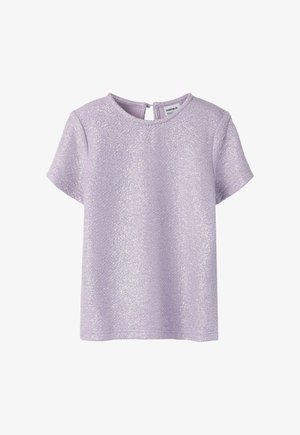 Top corto a maniche corte di color lilla con texture glitter e scollatura rotonda, chiusura sul retro con bottone.