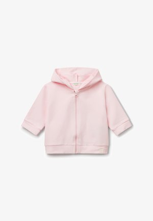 Sudadera con cremallera de color rosa claro, hecha de una tela suave. Presenta una capucha, mangas cortas y una pequeña etiqueta con el logo en el dobladillo. Diseño sencillo y minimalista.