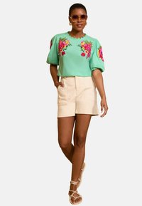 REGULAR FIT - Printtipaita - aqua blue tropical