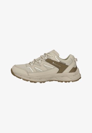 Lichtbeige en taupe waterdichte wandelsneaker met meshpanelen, veterontwerp en gestructureerde zool voor gebruik buitenshuis.