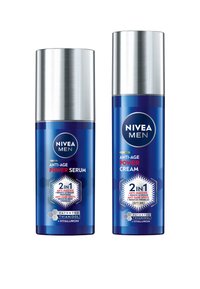 Flaconi blu di NIVEA Men Anti-Age Power Serum e Crema con tappi argentati, con formule 2-in-1 per anti-macchie scure e riduzione delle rughe.