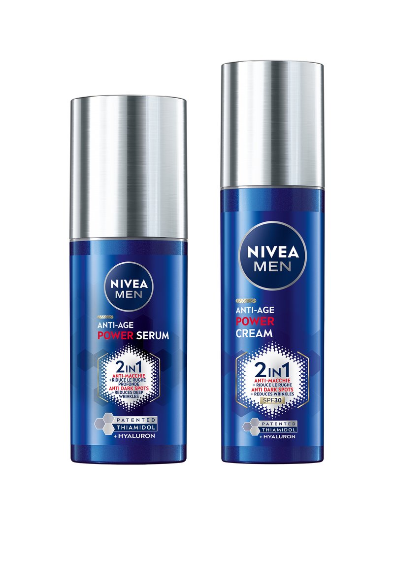 Flaconi blu di NIVEA Men Anti-Age Power Serum e Crema con tappi argentati, con formule 2-in-1 per anti-macchie scure e riduzione delle rughe.