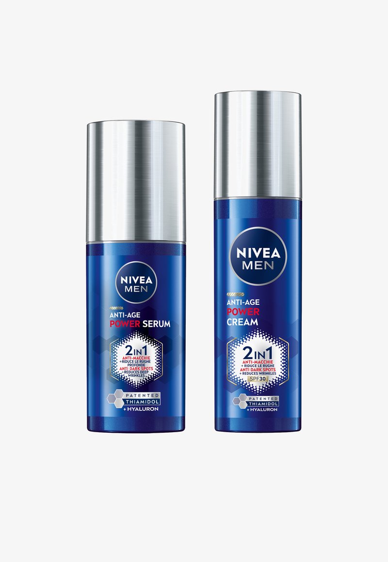 Flaconi blu di NIVEA Men Anti-Age Power Serum e Crema con tappi argentati, con formule 2-in-1 per anti-macchie scure e riduzione delle rughe.