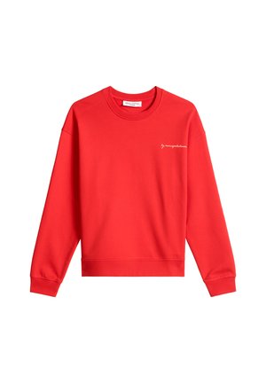 Rode trui met lange mouwen en ronde hals, met geribbelde manchetten en zoom, voorzien van kleine witte schrifttekst op de linkerborst.