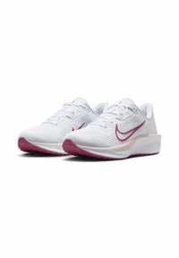 Scarpe da ginnastica bianche con una tomaia testurizzata, dettagli rosa e una suola intermedia imbottita. Presentano un logo prominente e una suola in gomma per la trazione.