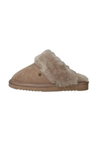 Beige suède pantoffel met een pluizige schapenvachtband, ronde neus en een geprofileerde zool. Heeft subtiele branding aan de zijkant.