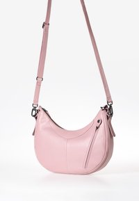 Borsa a tracolla in pelle rosa con una forma curva. Presenta un compartimento con zip, una tracolla regolabile e una texture liscia.